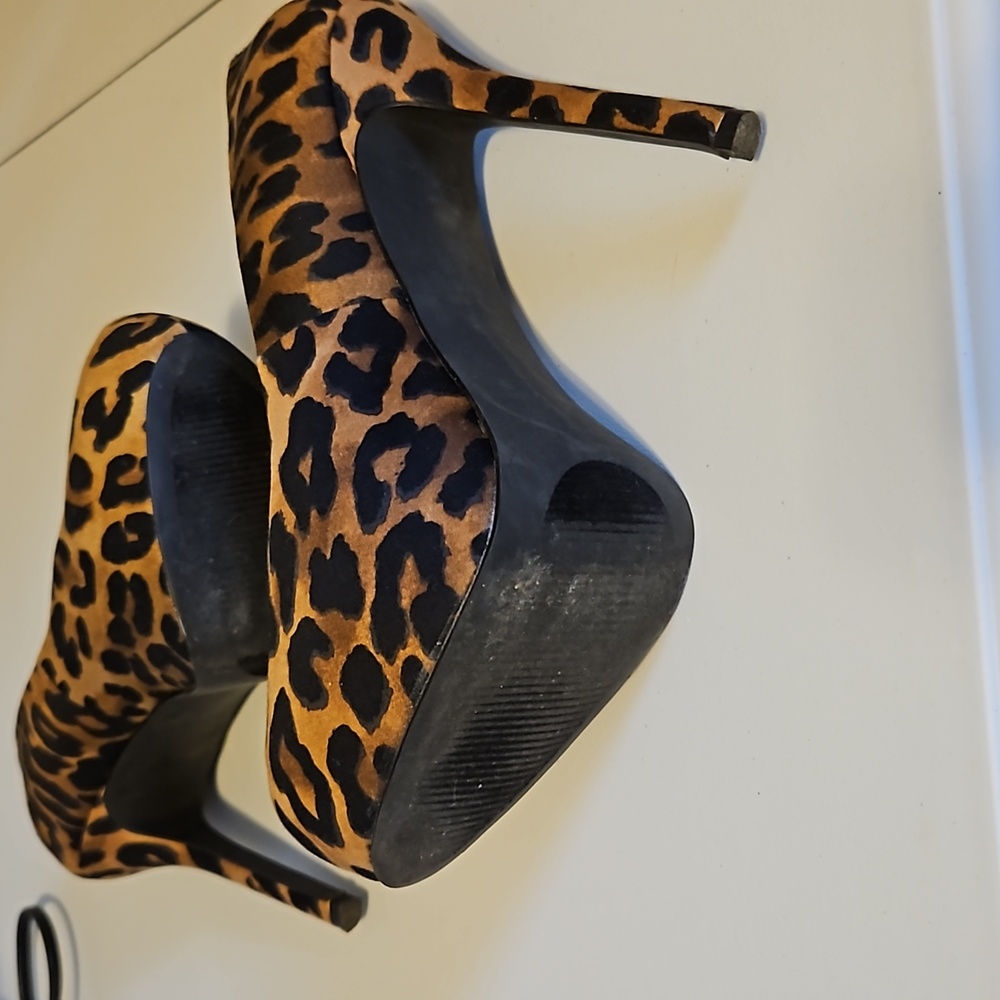 Leopard Print Pumps - Picture 3 of 5